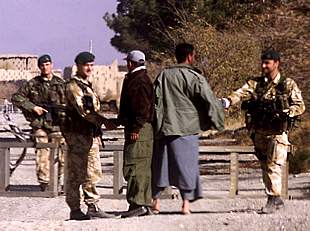 Los talibanes aseguran que defenderán Kandahar y niegan su retirada a las montañas