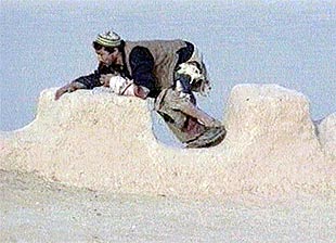 EE UU confirma que un miembro de la CIA murió en el motín de presos talibanes