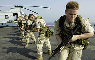 Marines de EE UU hacen prácticas a bordo del  USS Peleliu, en algún lugar del golfo de Arabia.