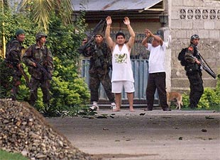 El Frente Moro utiliza a 80 personas como 'escudos humanos' en una ofensiva del Ejército