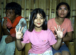 Los rebeldes del Frente Moro aceptan la liberación de sus rehenes y la entrega de las armas