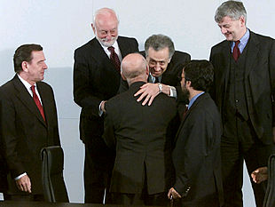 Las delegaciones afganas acuerdan un Gobierno que presidirá el pastún Hamid Karzai