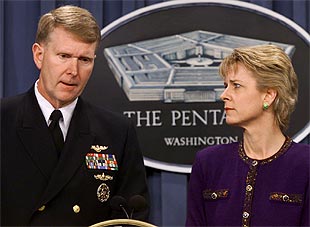 John Stufflebeem, portavoz de Pentágono, informa a los periodistas de la muerte de tres estadounidenses por 'fuego amigo' en Afganistán.