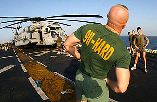 Un  'marine', en la cubierta del portaaviones USS Bataan hace unos días.