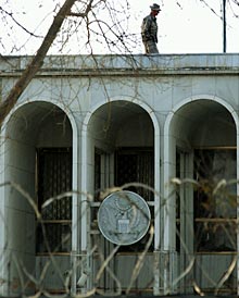 Un 'marine' estadounidense, en el tejado de la embajada en Kabul.