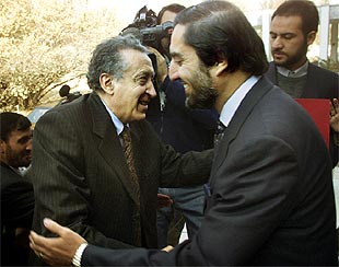 El  ministro  de Exteriores de la Alianza, Abdullah Abdullah, da la bienvenida al enviado de la ONU, Lakhdar Brahimi, en Kabul.