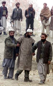 EE UU cesa los bombardeos y centra sus esfuerzos en la caza de Bin Laden