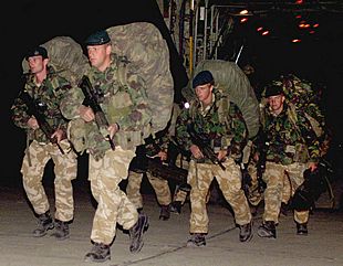 Llegan a Kabul los primeros 53 'marines' británicos de la fuerza multinacional