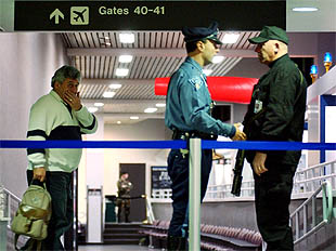 El hombre detenido con explosivos en un avión se disponía a cometer una acción suicida