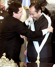 El nuevo presidente argentino suspende el pago de la deuda externa