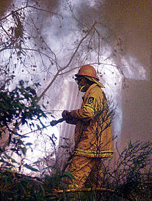 Un bombero trata de sofocar uno de los incendios en el sur de Sydney.