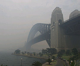 El espeso manto de humo que cubre Sydney obliga a desviar varios vuelos