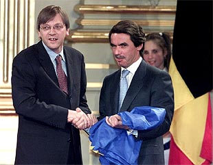 Aznar y Verhofstadt destacan el símbolo histórico del euro en el camino de la UE