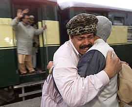 Pakistán accede a las exigencias indias y detiene a una veintena de islamistas