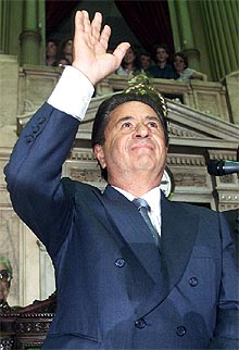 El presidente peronista Duhalde anuncia un Gobierno de unidad nacional para Argentina