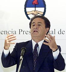 El presidente Duhalde, durante su discurso ante los empresarios en Buenos Aires.