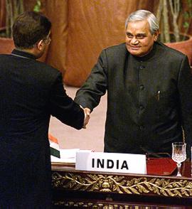 Vajpayee saluda a Musharraf pero le exige "actos concretos contra el terrorismo"