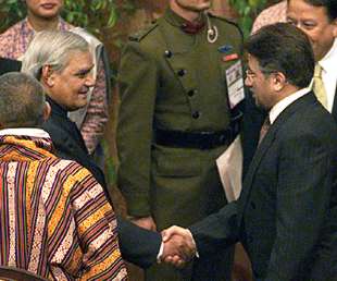 La cumbre de Katmandú concluye sin reunión bilateral entre India y Pakistán