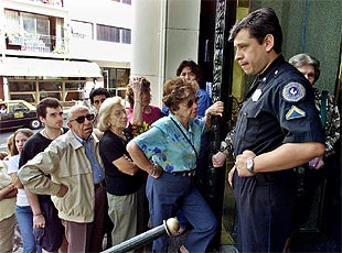 Un policía vigila la entrada del Banco de la Nación, donde continúan las largas colas de ciudadanos atrapados en el  corralito .