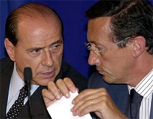 Silvio Berlusconi (izquierda), habla con su  número dos , Gianfranco Fini, al final del consejo de ministros.