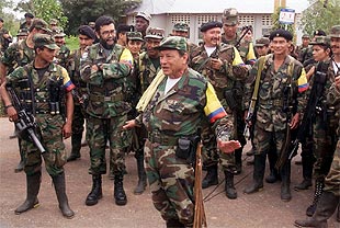El jefe de las FARC, Manuel Marulanda, alias  Tirofijo , en Los Pozos, durante una ronda de negociaciones.