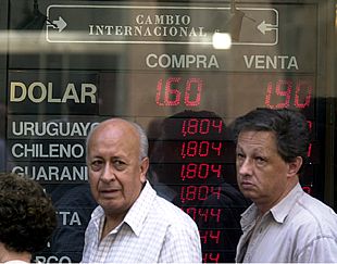 El dólar cierra 30 centavos por encima del precio oficial en el primer día de cambio libre