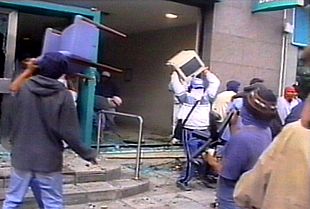 Graves incidentes en dos provincias argentinas en protesta por el 'corralito'