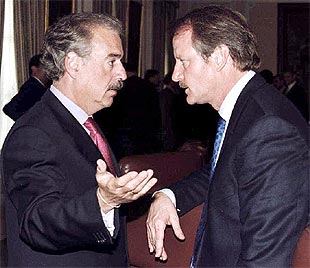 Pastrana charla con el representante de la ONU James LeMoyne.