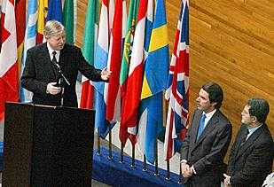 Aznar insta en la eurocámara a terminar con los "santuarios de terror" dentro de la UE