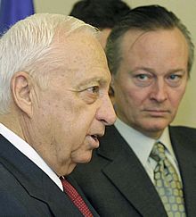 Sharon reitera a Piqué que mantendrá confinado a Arafat hasta la detención de los asesinos de Zeevi