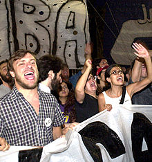 Grupos de encapuchados atacan dos oficinas bancarias de Buenos Aires al término de una marcha pacífica