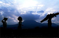 Ruanda pide ayuda internacional para los refugiados que huyen del volcán Nyiragongo