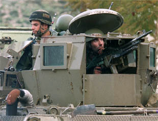 Soldados israelíes patrullan por las calles de Nablús en un vehículo blindado.