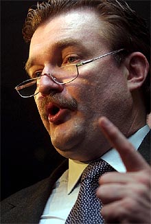 El director general de TV-6, Yevgeny Kiselyov, habla a sus trabajadores sobre el cierre del canal.