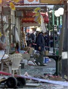 La policía israelí vigila la escena del atentado de esta mañana cerac de una cafetería de Tel Aviv