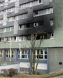 Imagen de la residencia para inmigrantes incendiada hoy, donde dos personas han muerto