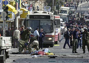 La policía israelí examina el cadáver del terrorista, tendido en el suelo con una sábana.