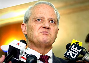 El ministro australiano de inmigración, Philip Ruddock, explica en rueda de prensa el acuerdo con los inmigrantes de Woomera.