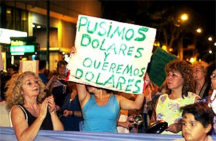 Un grupo de manifestantes protestan, esta madrugada, contra la pesificación.