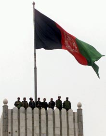 La bandera de Afganistán ondea de nuevo sobre el Palacio Presidencial de Kabul