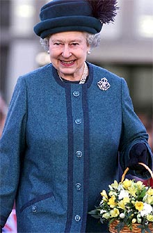 Isabel II celebra sus 50 años de reinado sin grandes fastos