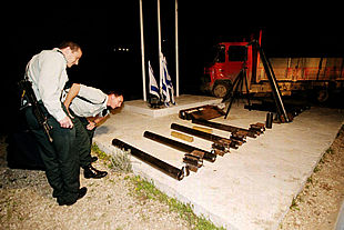 Dos policías israelíes inspeccionan el contenido del camión interceptado en Taibeh.