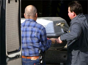 Imagen del traslado del cadaver de una de las víctimas del tiroteo en Eching (Alemania)