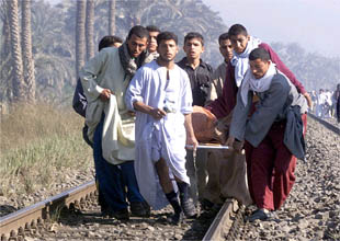 Al menos 350 muertos en la mayor tragedia ferroviaria de la historia de Egipto