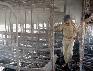 Unos extremistas musulmanes matan al menos a 55 personas al incendiar un tren