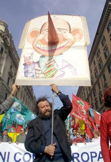 El Olivo reúne a 130.000 personas para protestar contra Berlusconi