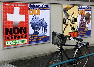 Carteles a favor del  sí  y del  no  en Ginebra.