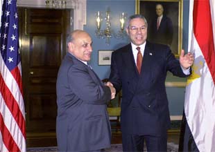 El secretario de Estado, Colin Powel, con elministro de Asuntos Exteriores egipcio, Ahmed Maher Al-Sayed