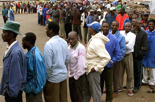 Zimbabue decide hoy entre el autoritarismo o el cambio democrático