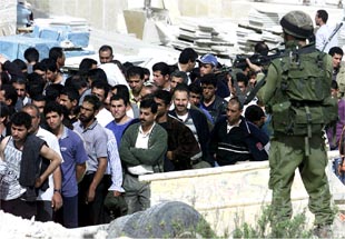 Imagen de los detenidos en el campo de refugiados de Dheishe